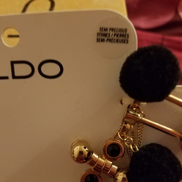 BNWT Gold toned Leafy Statement Necklace from Aldo - Picture 4 of 6